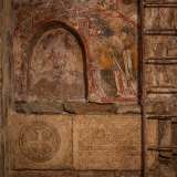 La nicchia � interamente dipinta con colori accesi e incorniciata da due fasce rossastre con motivi geometrici romboidali che poggiano su due colonnette decorate